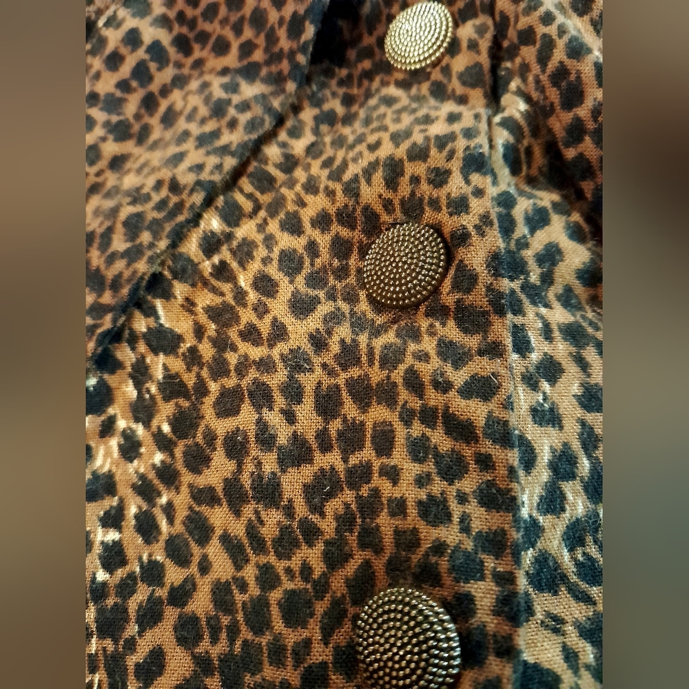 Leopard Print Button Down Crop Top - Picture 2 of 12